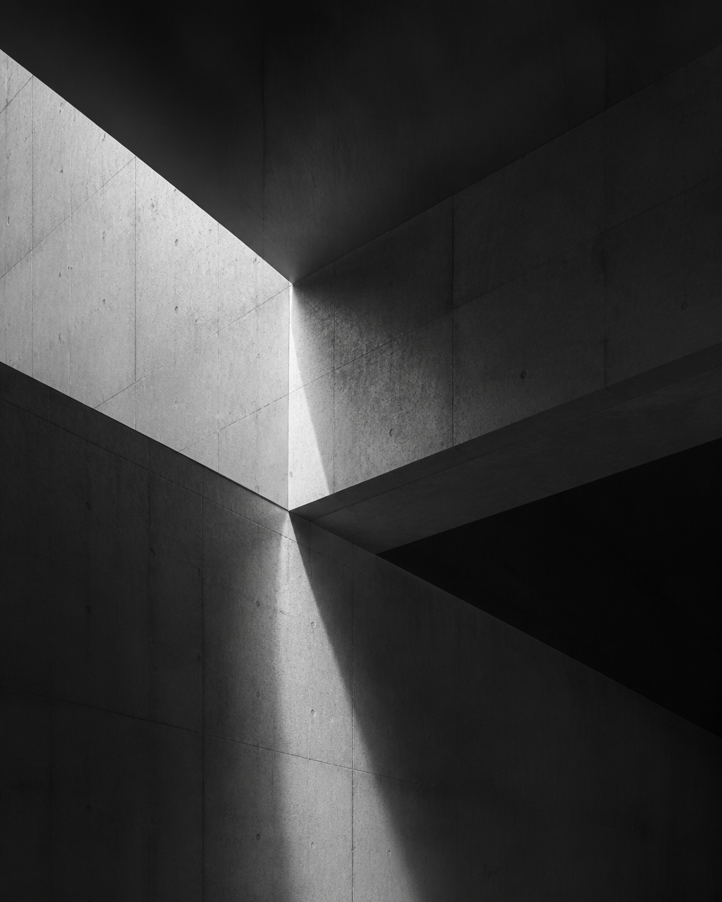 Sharp geometric concrete intersection with abstract shadows